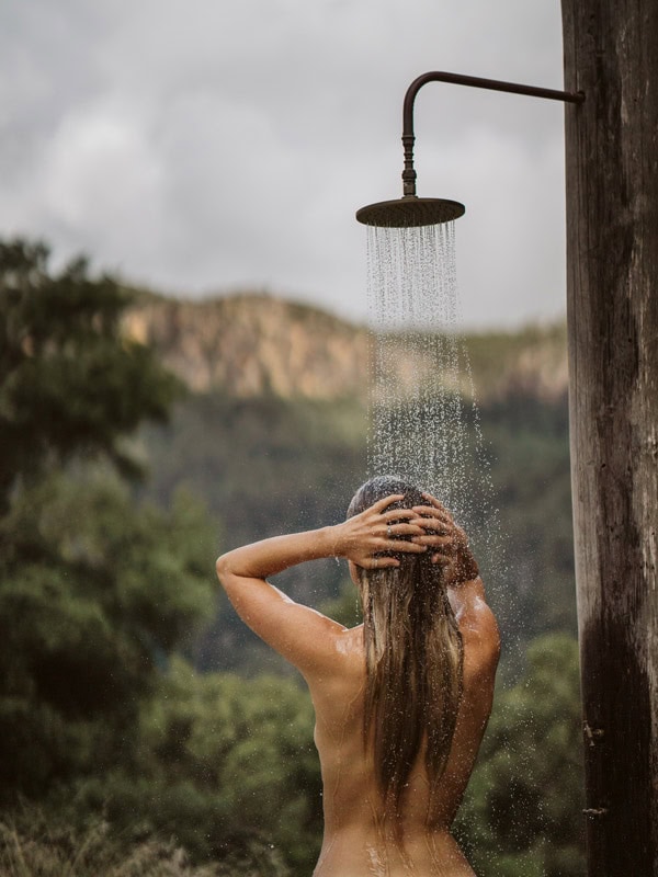 a woman taking a shower outdoors at Barranca