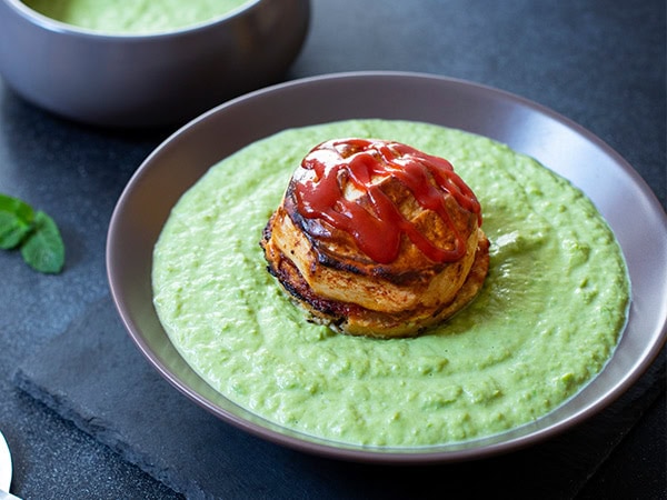 Pie floater - meat pie in pea soup