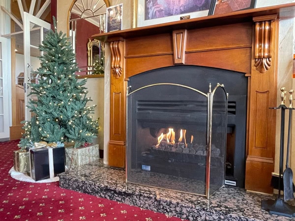 the fireplace inside Hotel Mountain Heritage, Blue Mountains