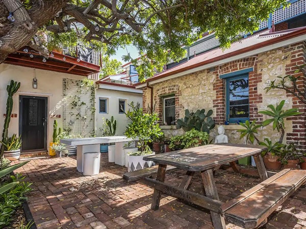 the exterior and outdoor seating of Apartment Faro