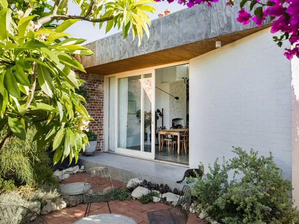 the exterior of Cottage in Fremantle Airbnb