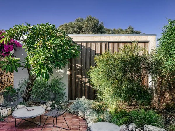 the outdoor deck surrounded by greenery at Cottage in Fremantle