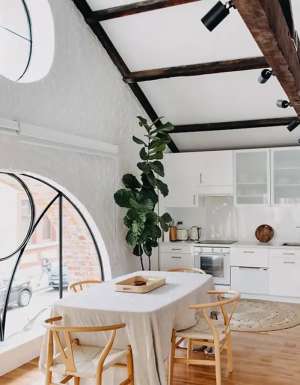 the whitewashed interior with an arched window at Poets Harbour in Fremantle