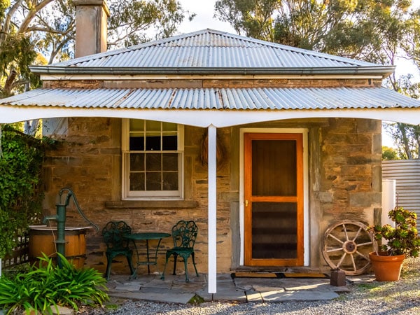 the front facade of Reilly’s Heritage B&B Cottages