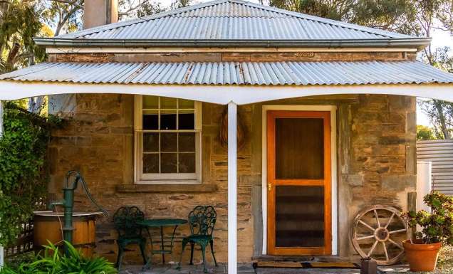 the front facade of Reilly’s Heritage B&B Cottages