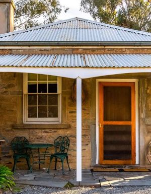 the front facade of Reilly’s Heritage B&B Cottages