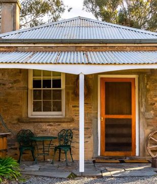 <p><i>8 of the best places to stay</i> in the <strong>Clare Valley</strong></p>
