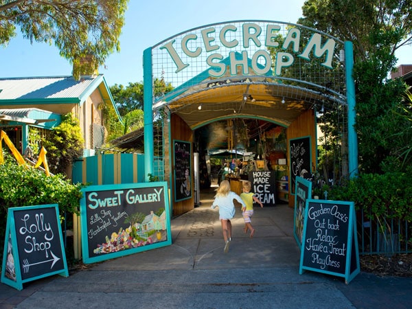two children running at the entrance of Robe Ice Cream