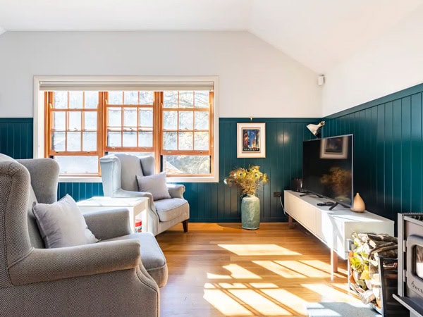 sunlight coming through the windows of the living room at Stirling Stone Hideaway