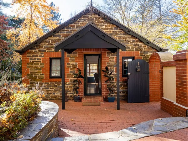 the property exterior of Stirling Stone Hideaway