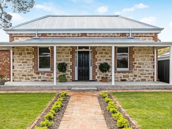 the front facade of Tilly's Cottage in Adelaide Hills