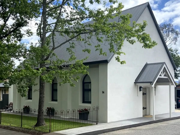 the property exterior of Under the Oaks Airbnb in Hahndorf