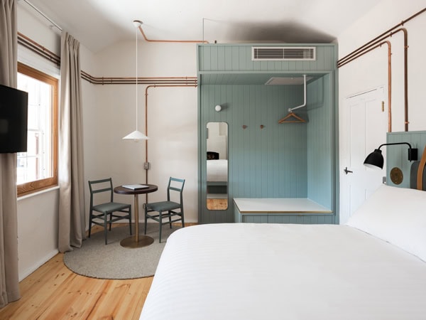 a look inside the bedroom at Warders Hotel