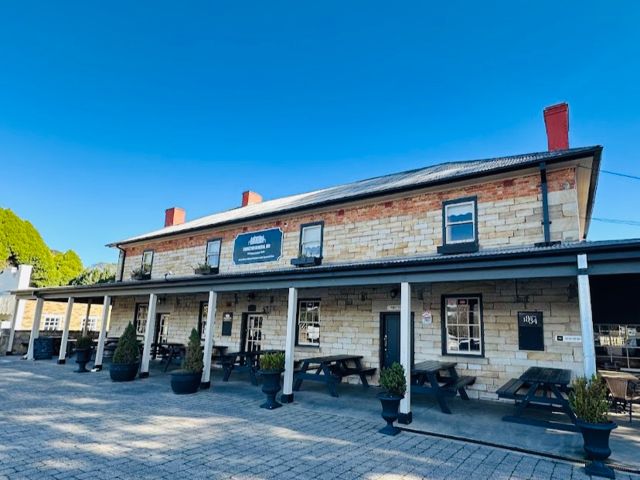 the pub exterior of Surveyor General Inn, Berrima