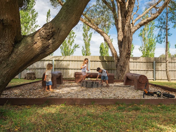 kids in the outdoor fire area at Discovery Parks Hadspen