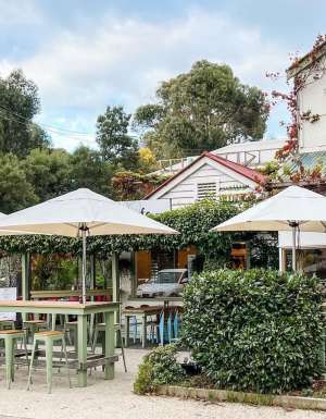 outdoor dining at Riverbank Café, Lorne
