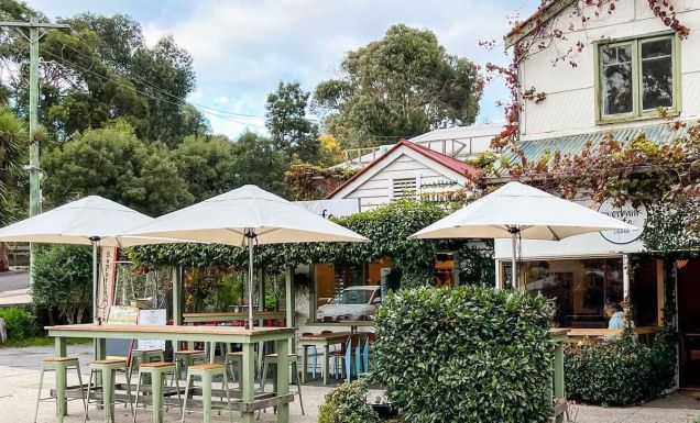 outdoor dining at Riverbank Café, Lorne