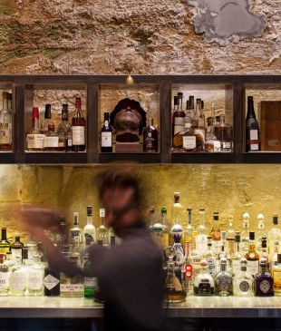 <p>15 of the <i>best</i> <strong>Hobart</strong> bars to sip the night away at</p>
