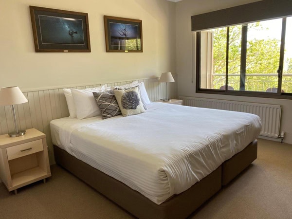 the bedroom at The Jindy Inn