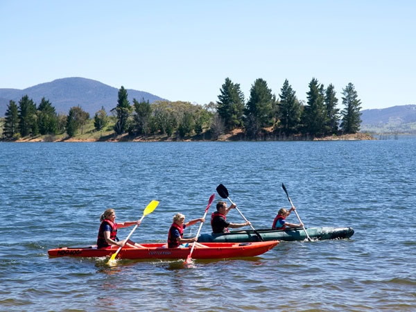 kayaking along Lake Jindabyne