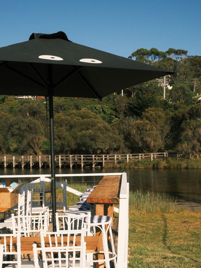 Lorne Grocer cafe by the river