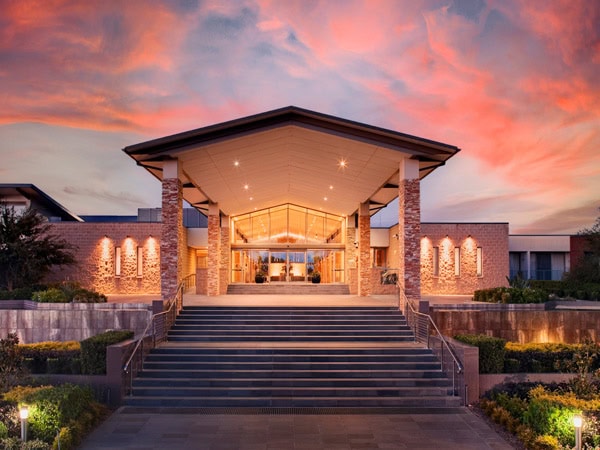 the front exterior of Rydges Hunter Valley