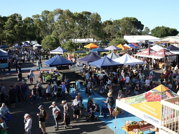 crowds shopping at Wilunga Farmers Market