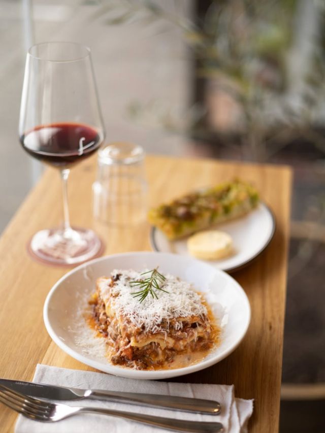 Felix 12-hour lasagna with wine