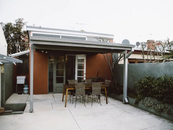 the secluded back courtyard at Cute Northbridge house Airbnb in Perth