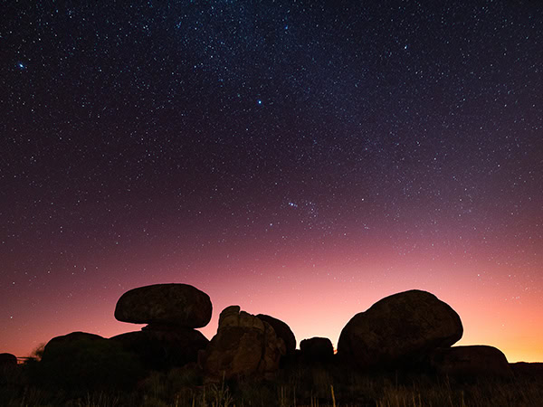 Devils Marbles / karlu karlu at night