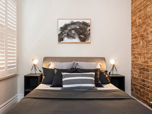 the bed at this this one bedroom terrace in Perth