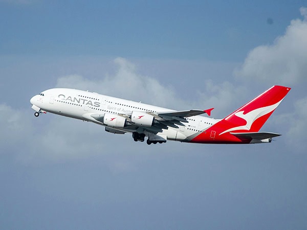qantas plane in mid air