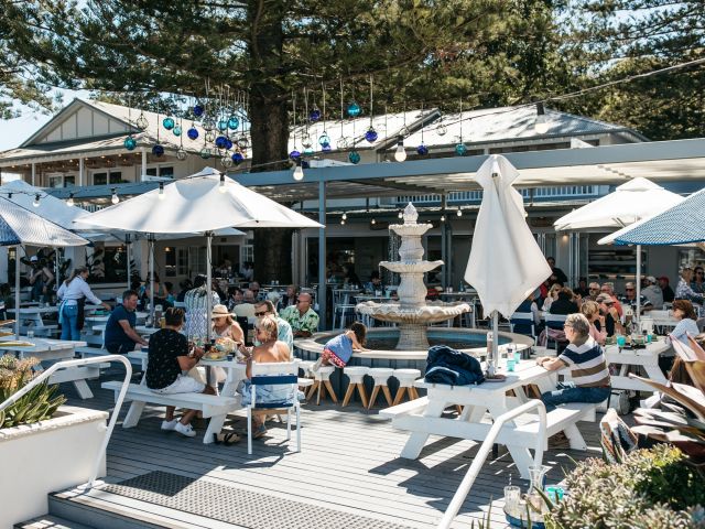 alfresco diners at The Boathouse Patonga
