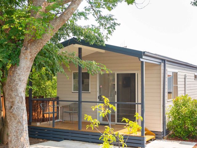 a deluxe two-bedroom villa at Crestview Tourist Park