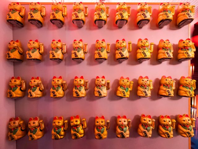 Maneki-neko figurines at Lazy Su, Braddon