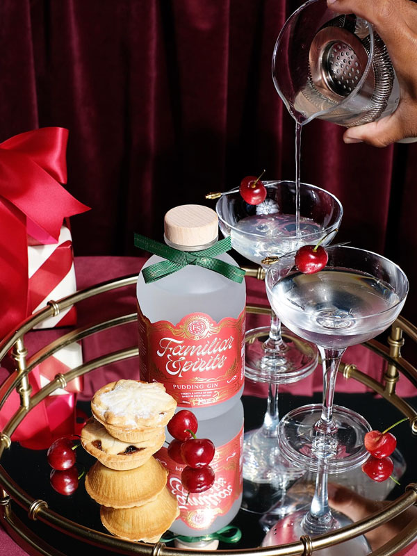 pouring drinks into a glass, Familiar Spirits, Burleigh Heads restaurants