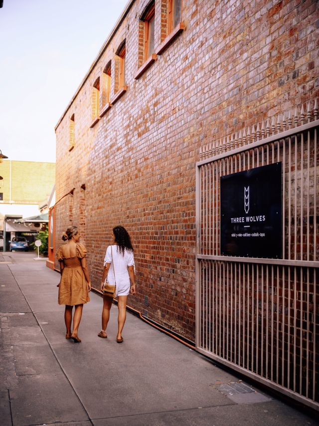 Three Wolves, Cairns