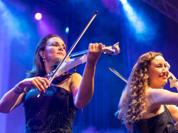 violinists performing at Eat Street Northshore