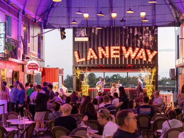 people dining and watching a live performance at Eat Street Northshore