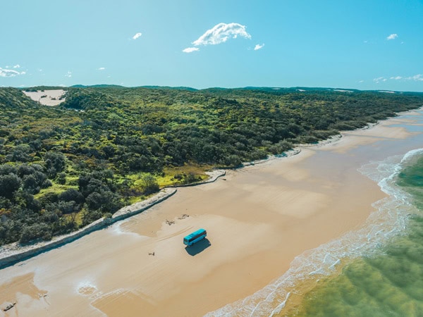 The view of a bus tour on a beach in Kgair (kingfisher)
