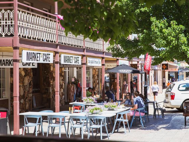 Shops and cafes in the town centre of Mudgee