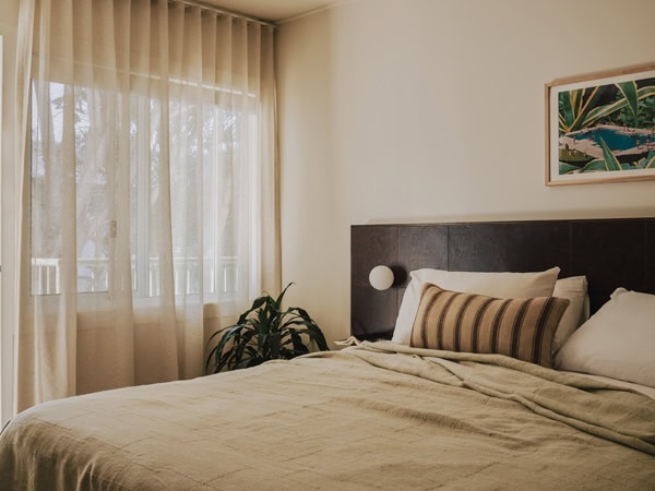 the bedroom at The Cheshire Cat Motel