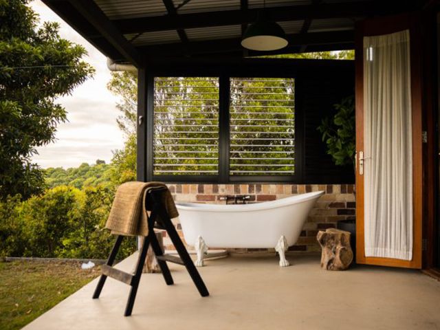an outdoor tub at Thirlestane Farm Cottage & Barn, Noosa
