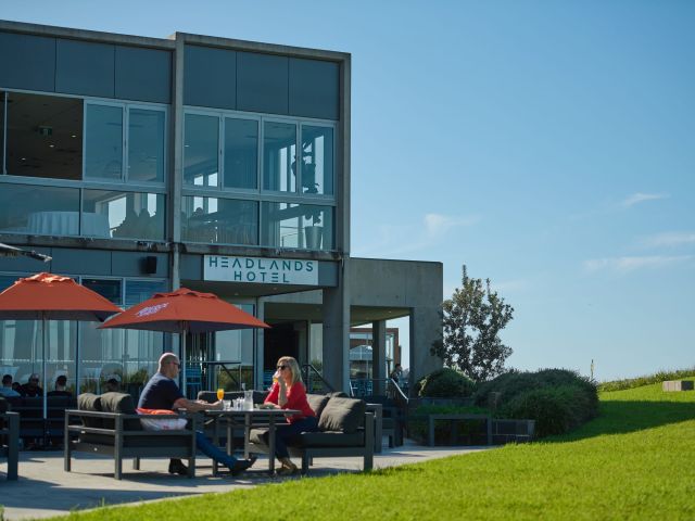 alfresco dining at Headlands Austinmer Beach