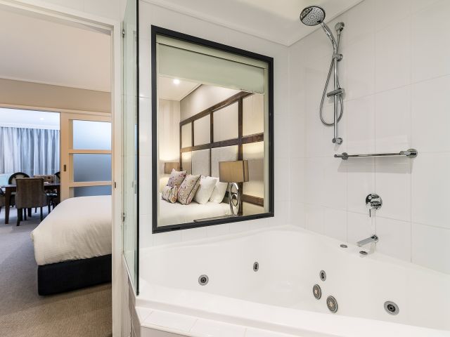 a whitewashed suite equipped with a bath at The Sebel Bowral Heritage Park