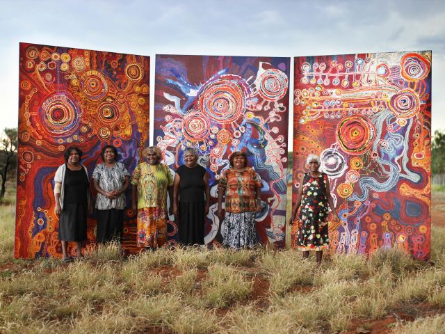 The Ken Family – Tjungkara Ken, Sandra Ken, Freda Brady, Maringka Tunkin, Yaritji Tingila Young and Paniny Mick – with their collaborative work Kangkura-KangkuraKu Tjukurpa – A Sister’s Story, 2017 © Ken Family collaborative/Tjala Arts