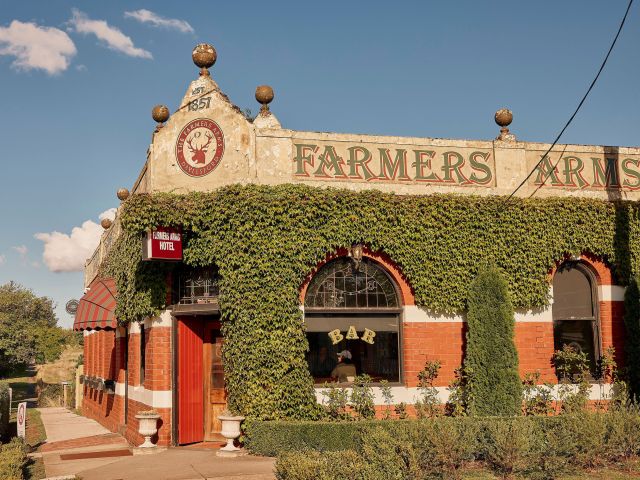 Farmers Arms Hotel exterior view