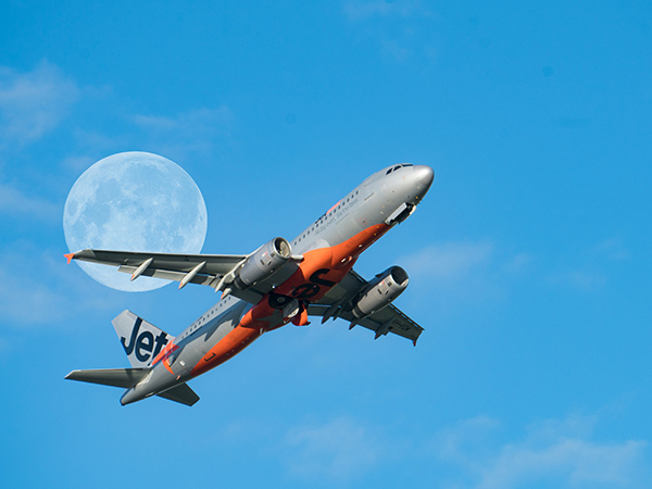 jetstar plane flying