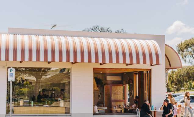 people dining outside the Dreamer Coffee and Food cafe in Mornington Peninsula