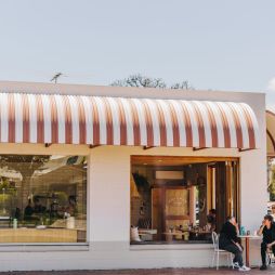 people dining outside the Dreamer Coffee and Food cafe in Mornington Peninsula